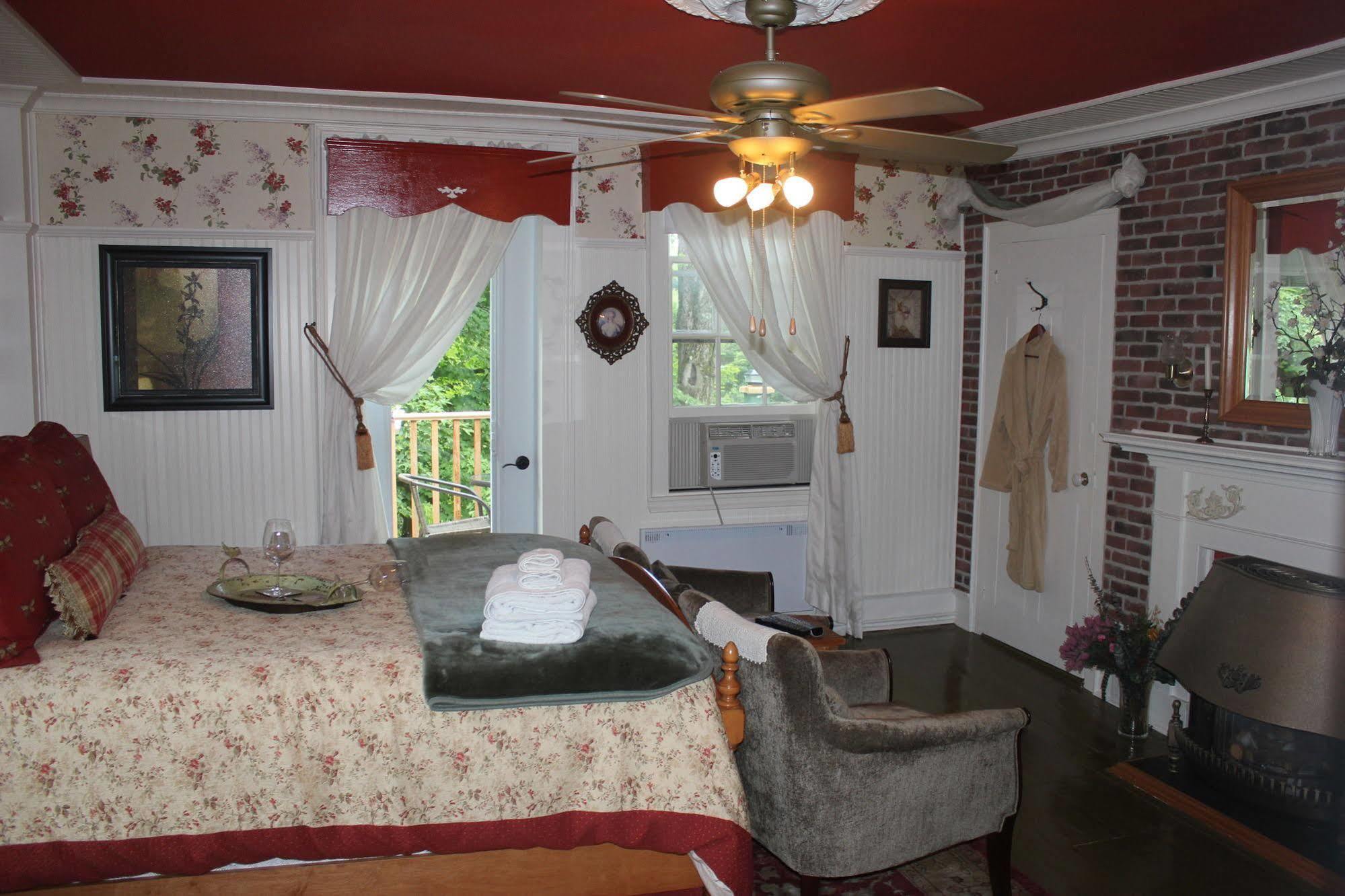 Domaine Les Boises Lee Farm S.A Bed & Breakfast Stanstead Exterior photo